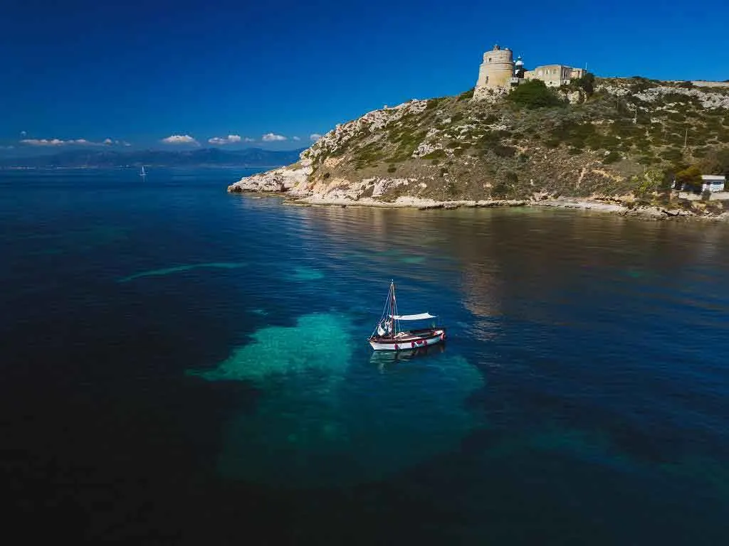 Tour in barca nelle acque cristalline